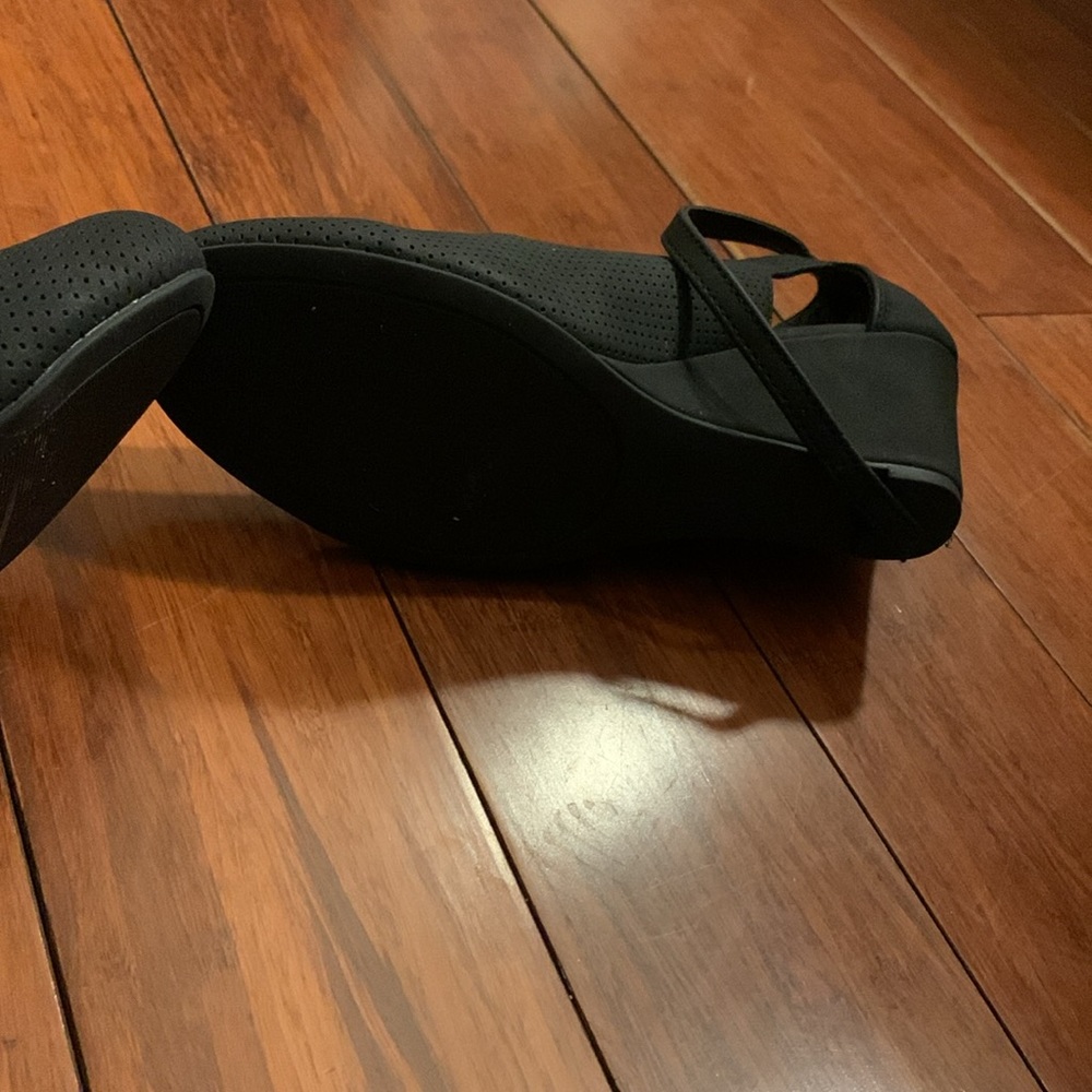 Shoes - Picture 5 of 8